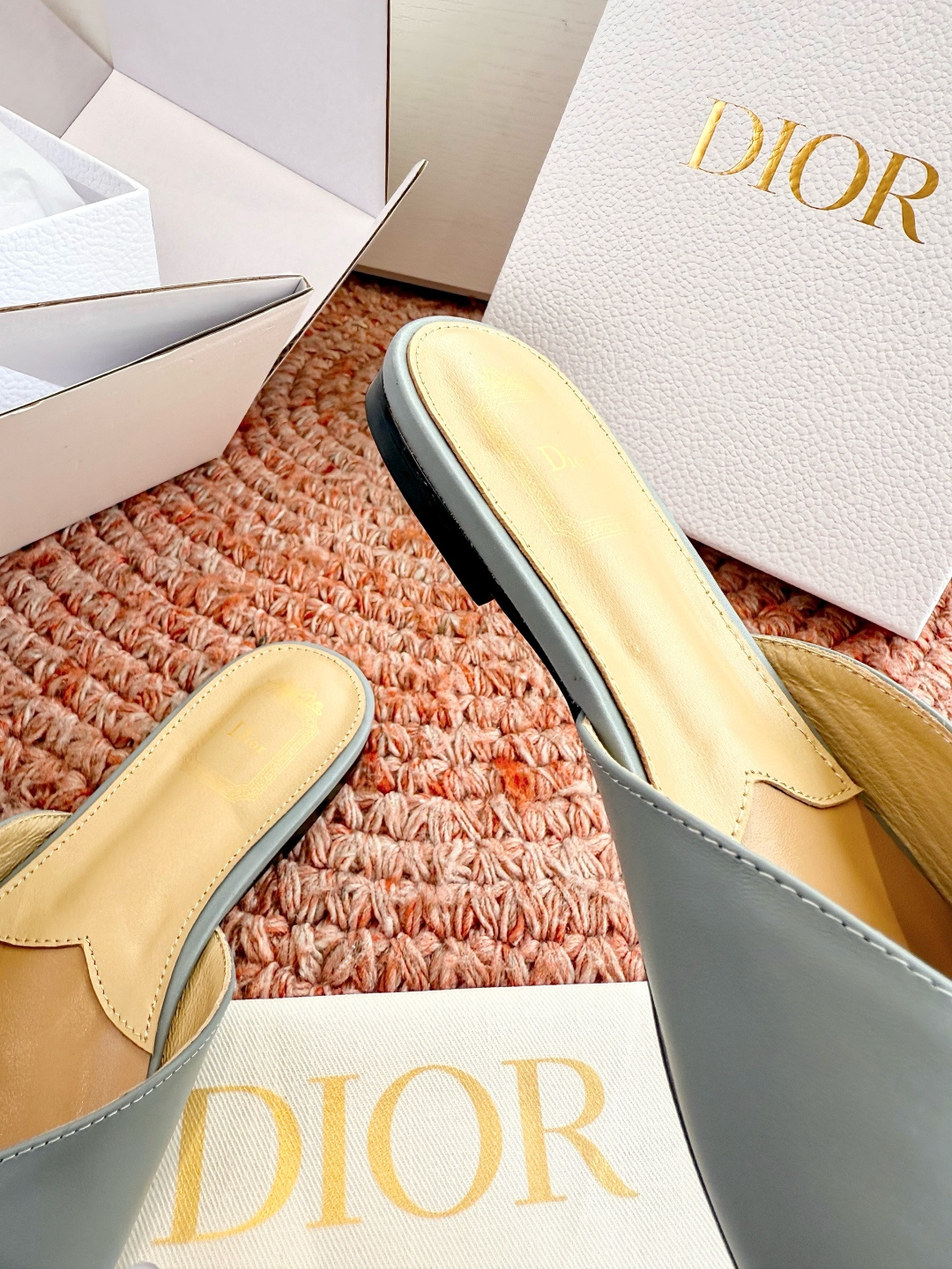 🌾G030顶级品质Dior/迪奥26WF早春新蝴蝶结拖鞋凉鞋标志性金属D字扣缀于鞋头侧畔哑光鎏金质感低调