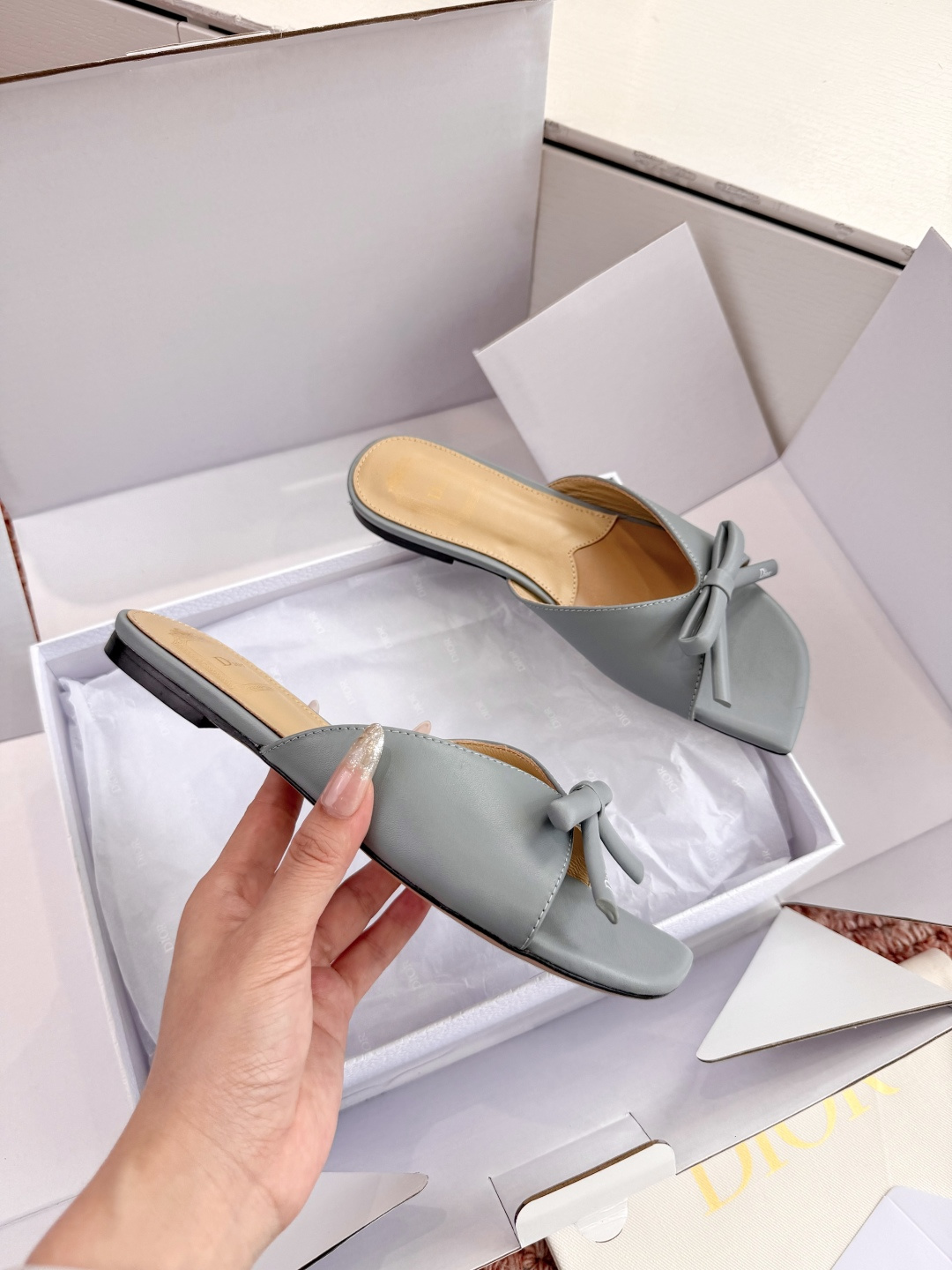 🌾G030顶级品质Dior/迪奥26WF早春新蝴蝶结拖鞋凉鞋标志性金属D字扣缀于鞋头侧畔哑光鎏金质感低调