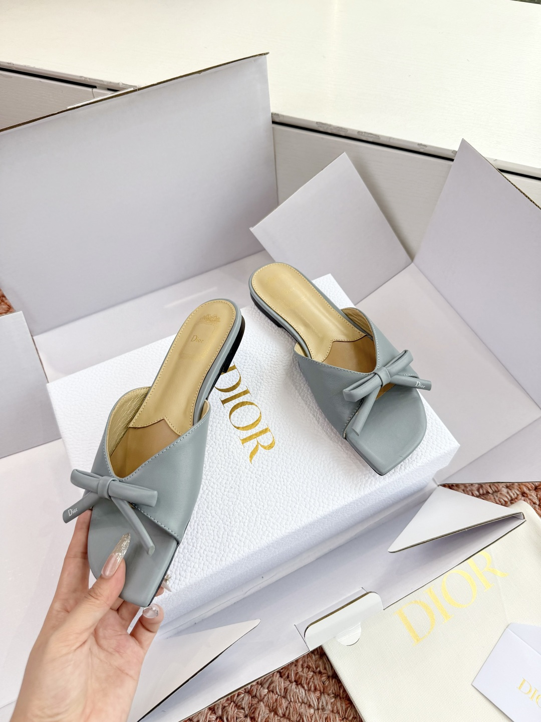 🌾G030顶级品质Dior/迪奥26WF早春新蝴蝶结拖鞋凉鞋标志性金属D字扣缀于鞋头侧畔哑光鎏金质感低调