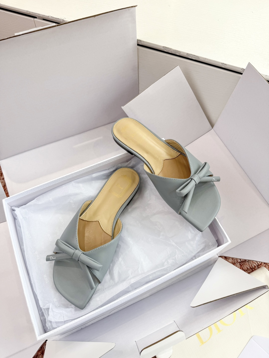 🌾G030顶级品质Dior/迪奥26WF早春新蝴蝶结拖鞋凉鞋标志性金属D字扣缀于鞋头侧畔哑光鎏金质感低调