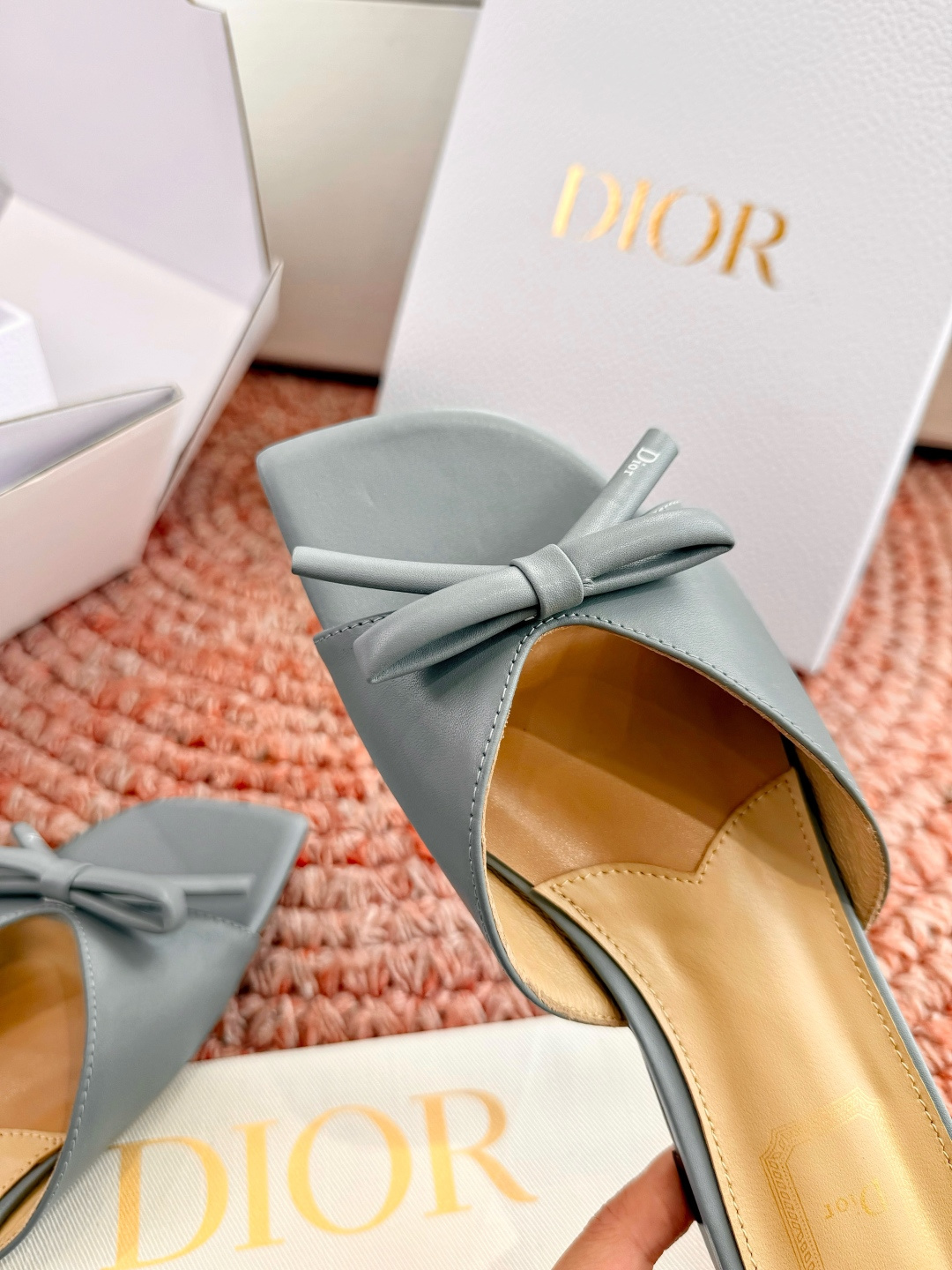 🌾G030顶级品质Dior/迪奥26WF早春新蝴蝶结拖鞋凉鞋标志性金属D字扣缀于鞋头侧畔哑光鎏金质感低调