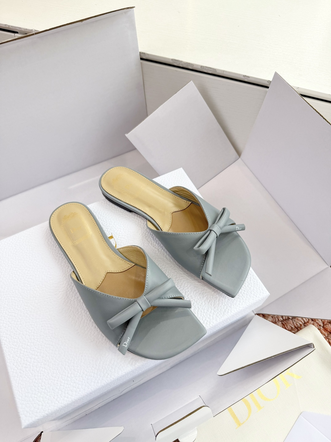 🌾G030顶级品质Dior/迪奥26WF早春新蝴蝶结拖鞋凉鞋标志性金属D字扣缀于鞋头侧畔哑光鎏金质感低调