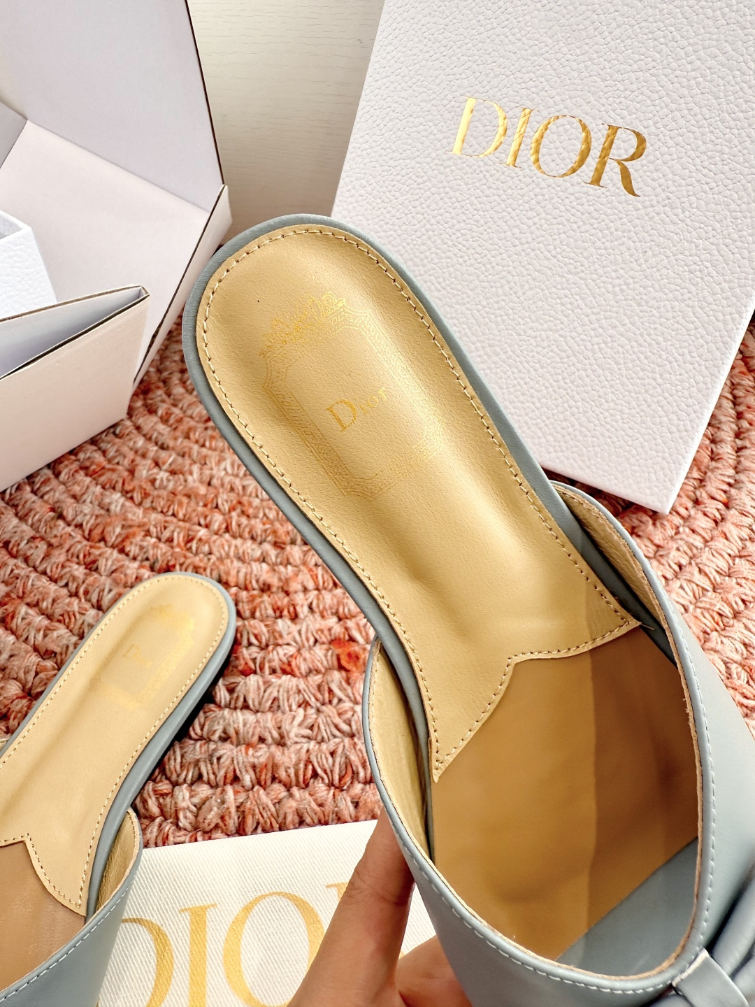 🌾G030顶级品质Dior/迪奥26WF早春新蝴蝶结拖鞋凉鞋标志性金属D字扣缀于鞋头侧畔哑光鎏金质感低调