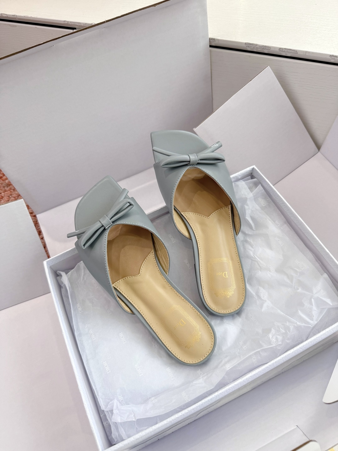 🌾G030顶级品质Dior/迪奥26WF早春新蝴蝶结拖鞋凉鞋标志性金属D字扣缀于鞋头侧畔哑光鎏金质感低调