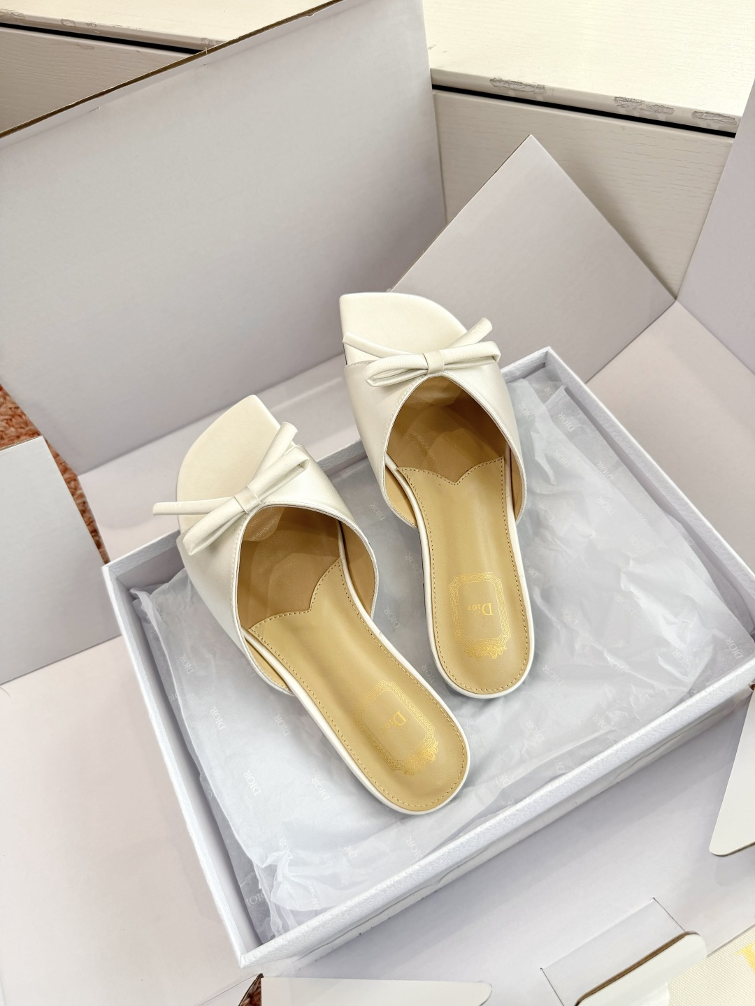 🌾G030顶级品质Dior/迪奥26WF早春新蝴蝶结拖鞋凉鞋标志性金属D字扣缀于鞋头侧畔哑光鎏金质感低调