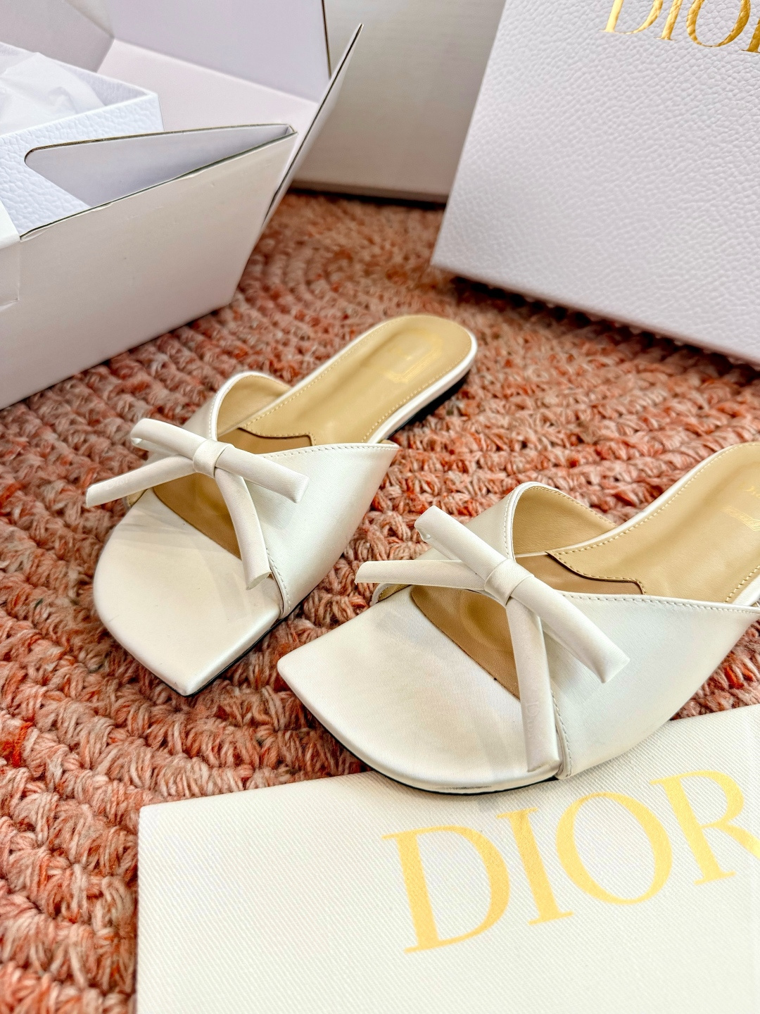 🌾G030顶级品质Dior/迪奥26WF早春新蝴蝶结拖鞋凉鞋标志性金属D字扣缀于鞋头侧畔哑光鎏金质感低调