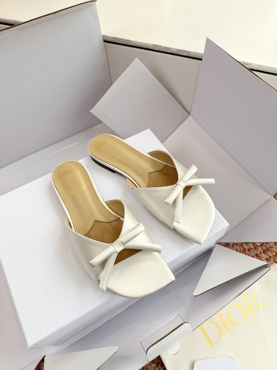 🌾G030顶级品质Dior/迪奥26WF早春新蝴蝶结拖鞋凉鞋标志性金属D字扣缀于鞋头侧畔哑光鎏金质感低调