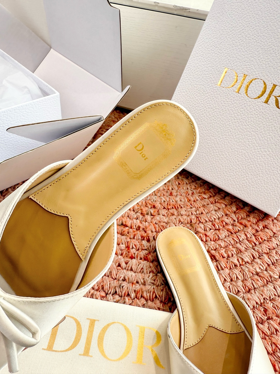 🌾G030顶级品质Dior/迪奥26WF早春新蝴蝶结拖鞋凉鞋标志性金属D字扣缀于鞋头侧畔哑光鎏金质感低调