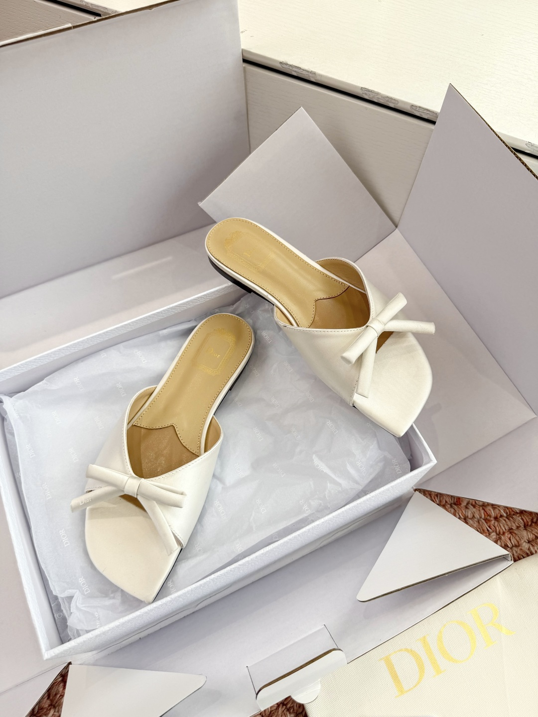 🌾G030顶级品质Dior/迪奥26WF早春新蝴蝶结拖鞋凉鞋标志性金属D字扣缀于鞋头侧畔哑光鎏金质感低调