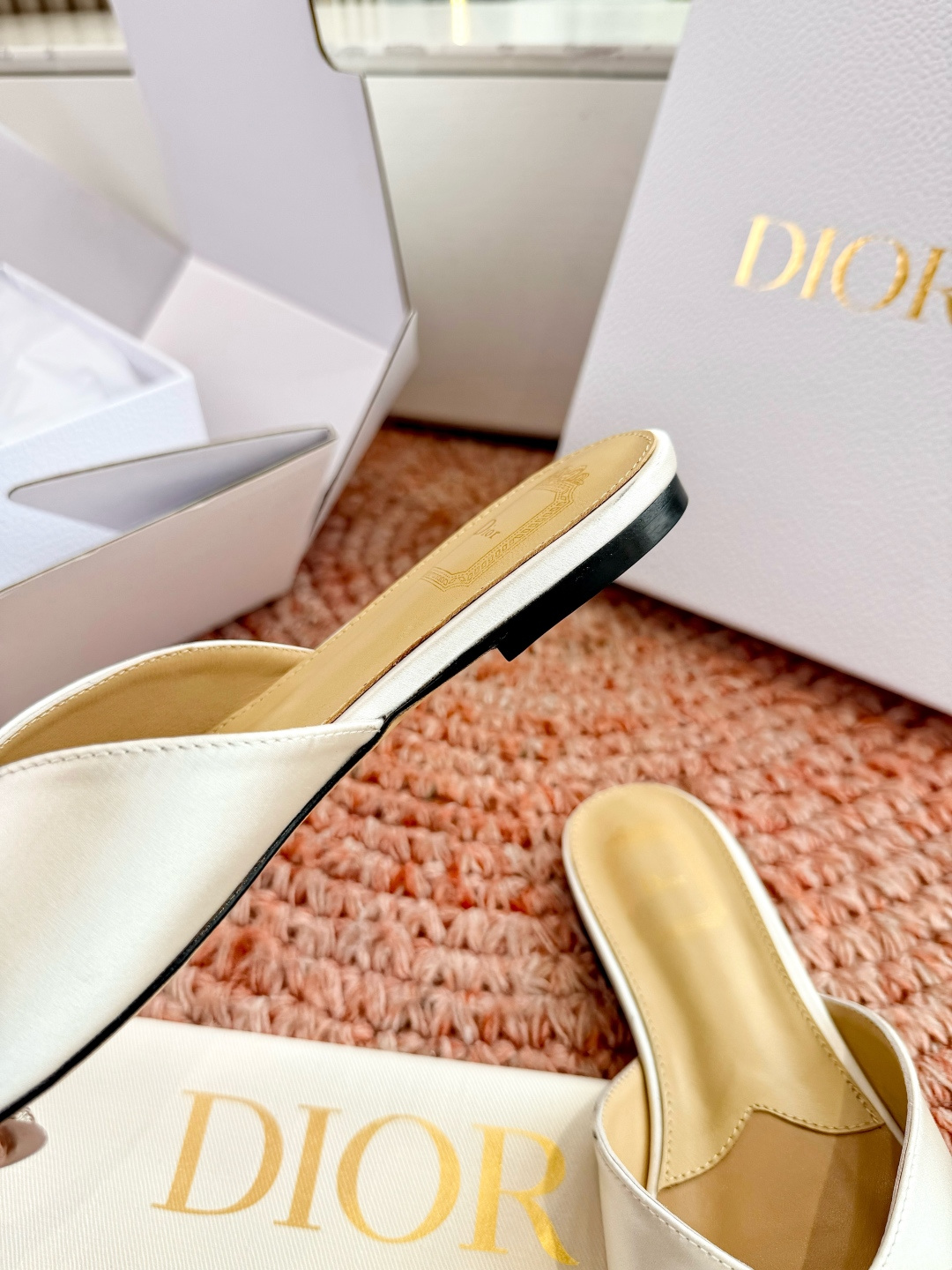 🌾G030顶级品质Dior/迪奥26WF早春新蝴蝶结拖鞋凉鞋标志性金属D字扣缀于鞋头侧畔哑光鎏金质感低调