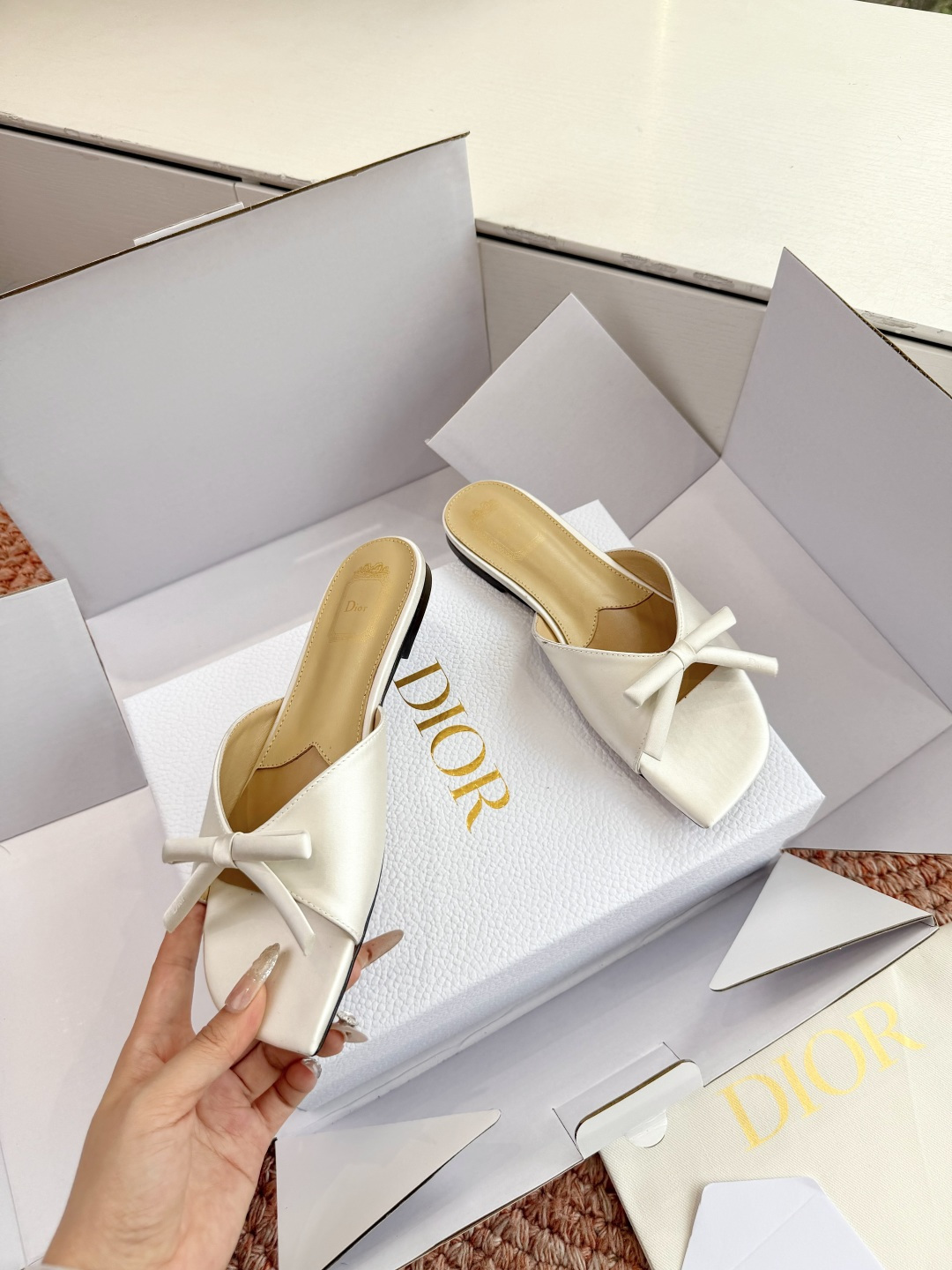 🌾G030顶级品质Dior/迪奥26WF早春新蝴蝶结拖鞋凉鞋标志性金属D字扣缀于鞋头侧畔哑光鎏金质感低调