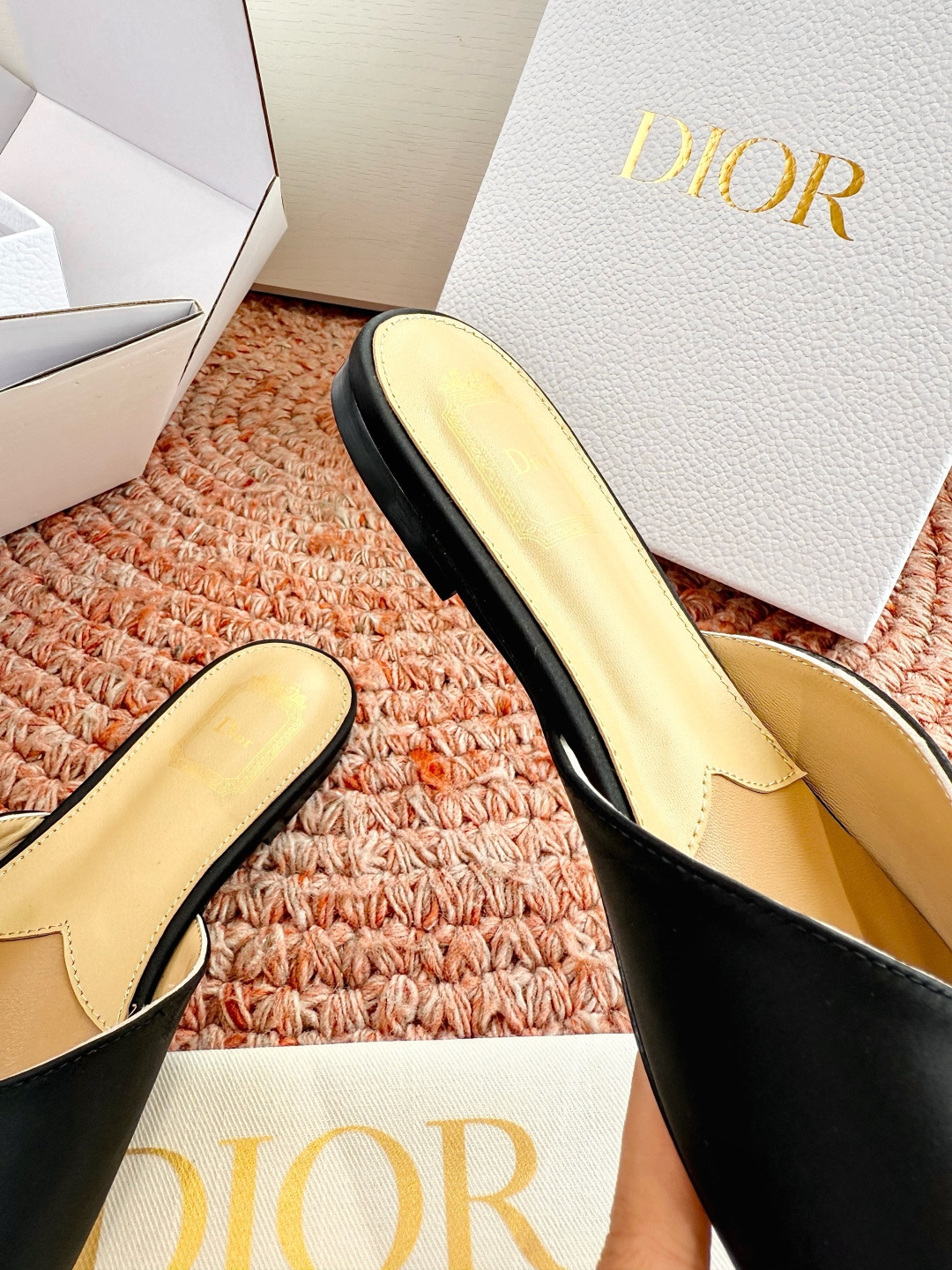 🌾G030顶级品质Dior/迪奥26WF早春新蝴蝶结拖鞋凉鞋标志性金属D字扣缀于鞋头侧畔哑光鎏金质感低调
