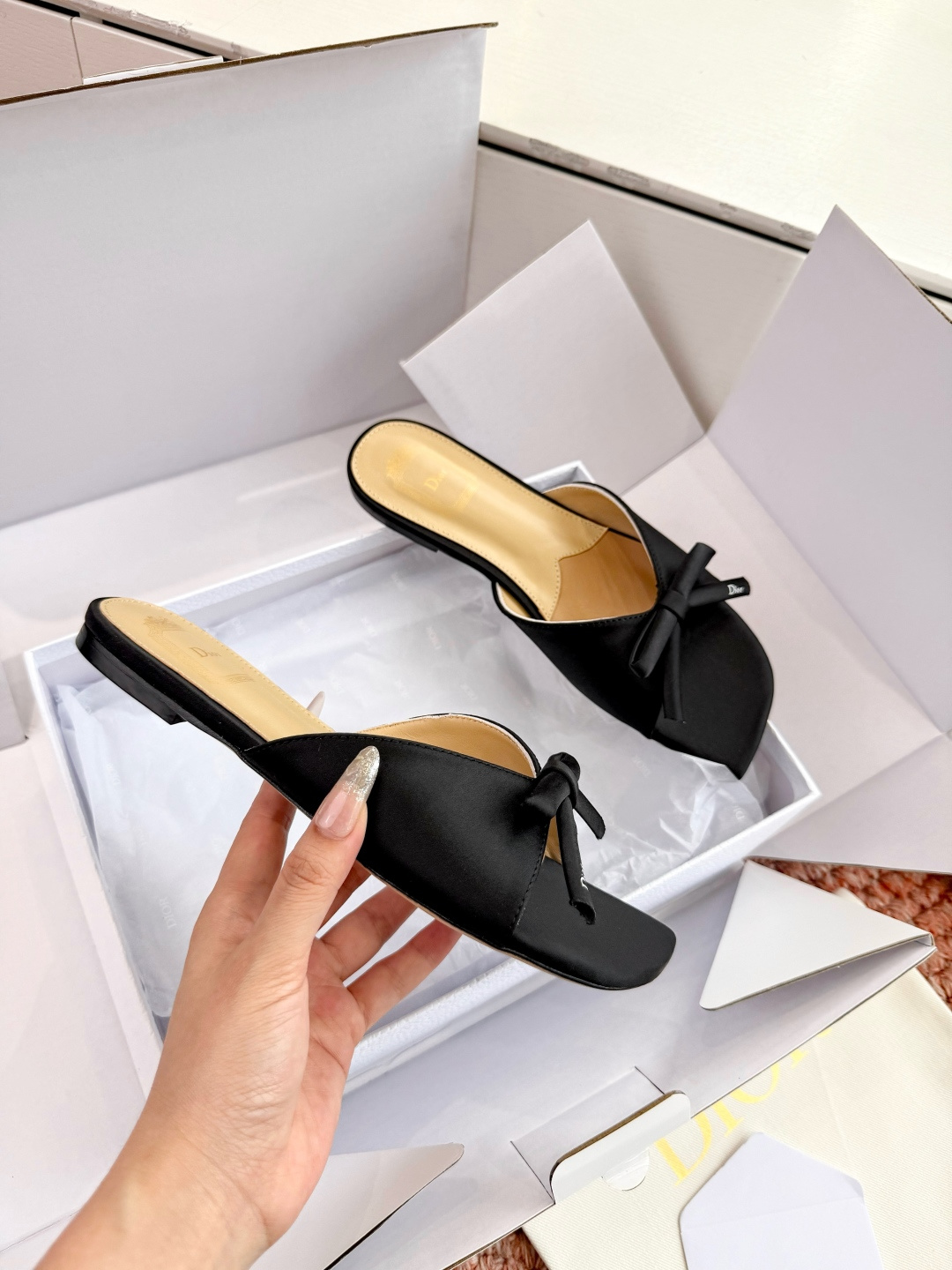 🌾G030顶级品质Dior/迪奥26WF早春新蝴蝶结拖鞋凉鞋标志性金属D字扣缀于鞋头侧畔哑光鎏金质感低调