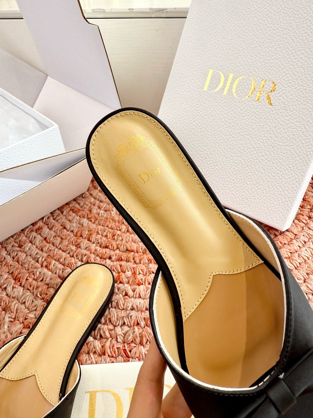 🌾G030顶级品质Dior/迪奥26WF早春新蝴蝶结拖鞋凉鞋标志性金属D字扣缀于鞋头侧畔哑光鎏金质感低调