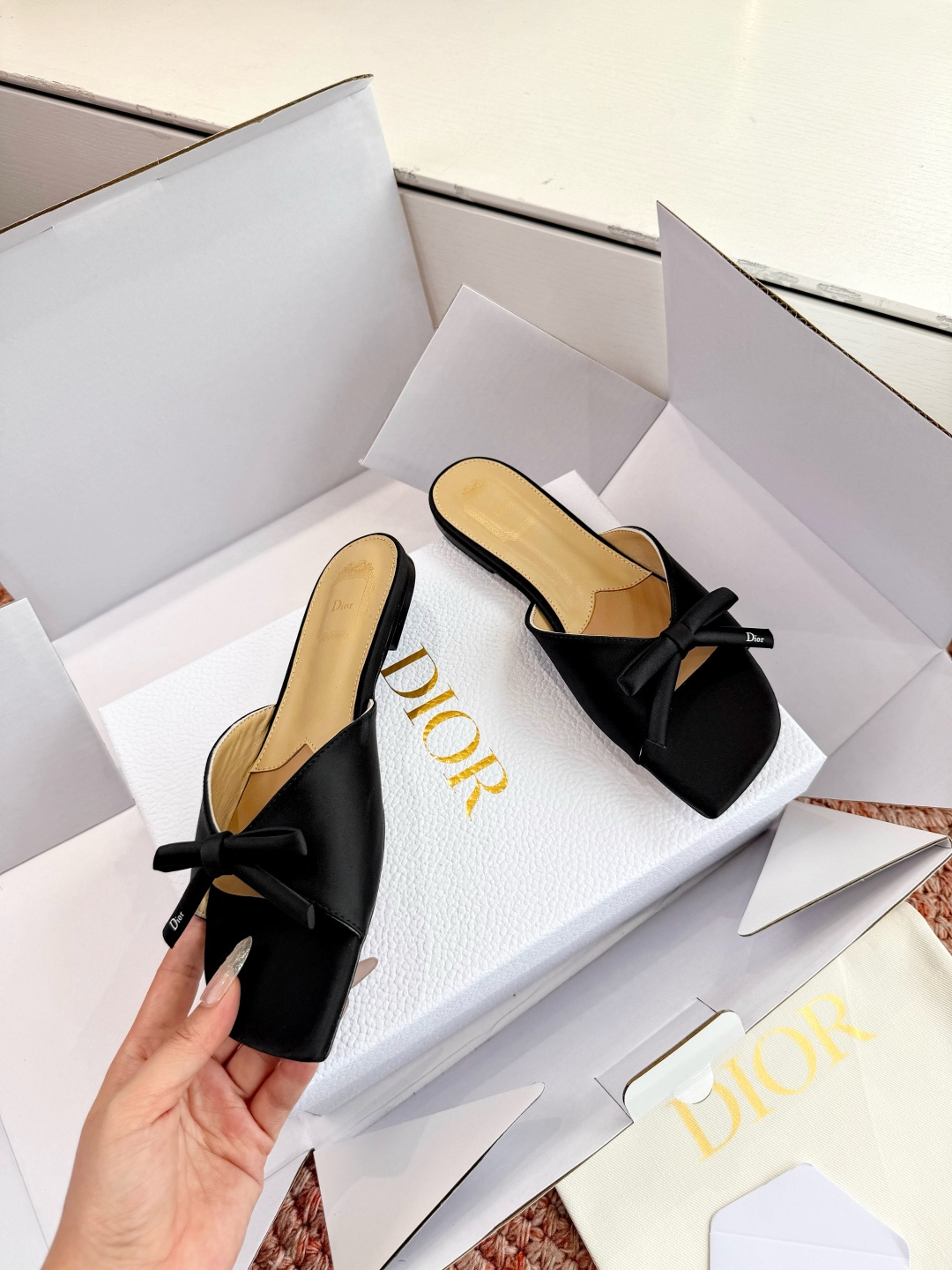🌾G030顶级品质Dior/迪奥26WF早春新蝴蝶结拖鞋凉鞋标志性金属D字扣缀于鞋头侧畔哑光鎏金质感低调