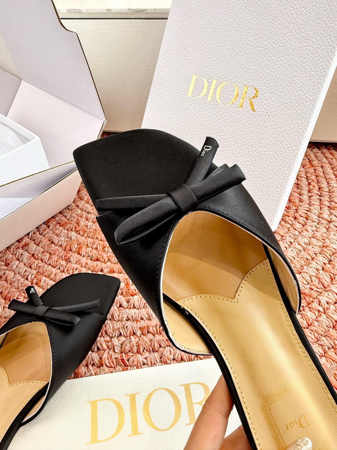 🌾G030顶级品质Dior/迪奥26WF早春新蝴蝶结拖鞋凉鞋标志性金属D字扣缀于鞋头侧畔哑光鎏金质感低调