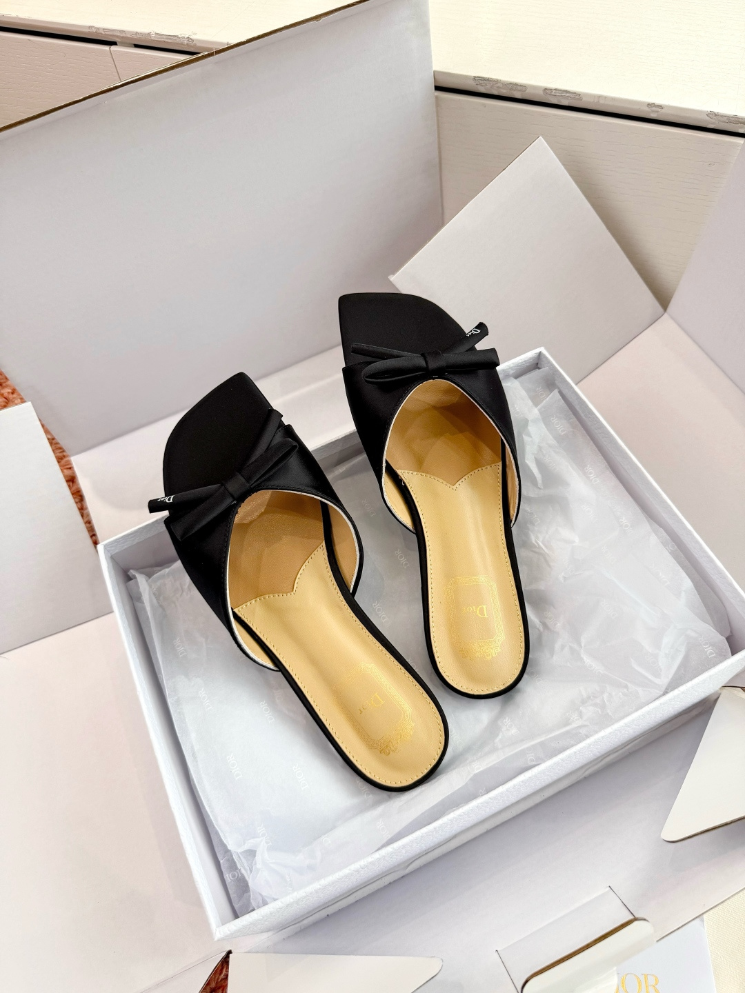 🌾G030顶级品质Dior/迪奥26WF早春新蝴蝶结拖鞋凉鞋标志性金属D字扣缀于鞋头侧畔哑光鎏金质感低调