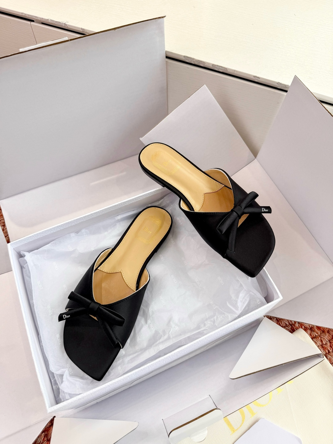 🌾G030顶级品质Dior/迪奥26WF早春新蝴蝶结拖鞋凉鞋标志性金属D字扣缀于鞋头侧畔哑光鎏金质感低调