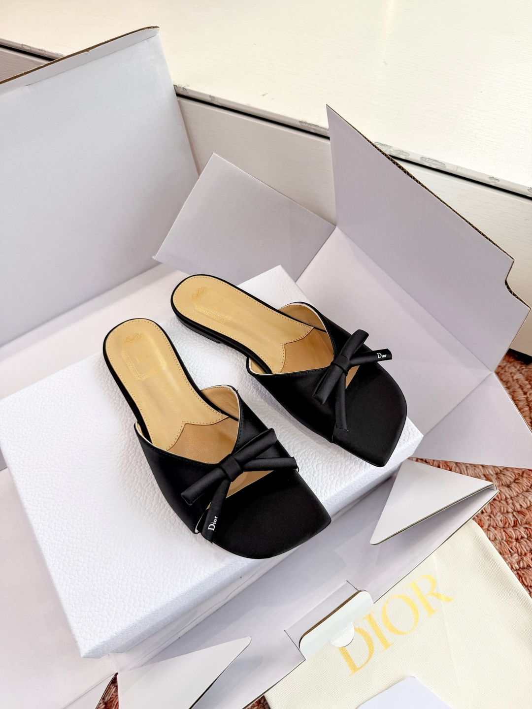🌾G030顶级品质Dior/迪奥26WF早春新蝴蝶结拖鞋凉鞋标志性金属D字扣缀于鞋头侧畔哑光鎏金质感低调