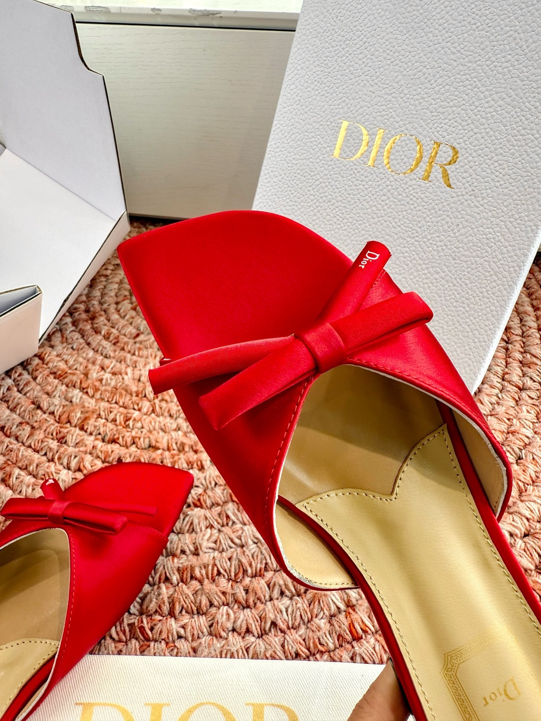 🌾G030顶级品质Dior/迪奥26WF早春新蝴蝶结拖鞋凉鞋标志性金属D字扣缀于鞋头侧畔哑光鎏金质感低调