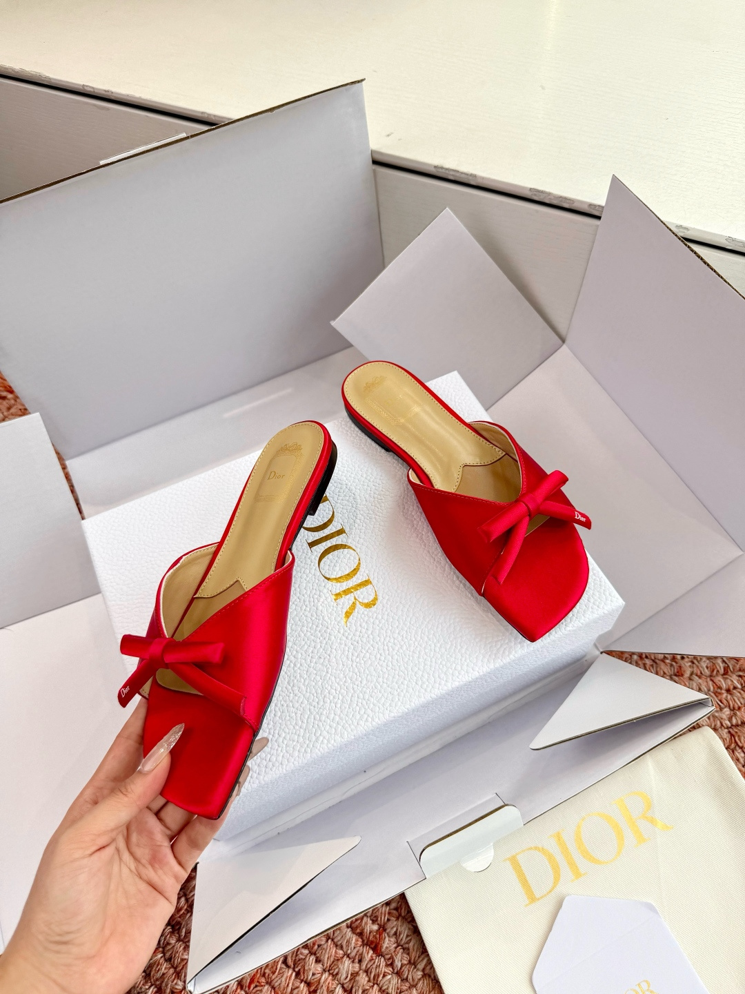 🌾G030顶级品质Dior/迪奥26WF早春新蝴蝶结拖鞋凉鞋标志性金属D字扣缀于鞋头侧畔哑光鎏金质感低调
