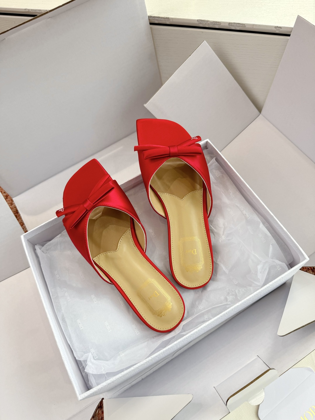 🌾G030顶级品质Dior/迪奥26WF早春新蝴蝶结拖鞋凉鞋标志性金属D字扣缀于鞋头侧畔哑光鎏金质感低调