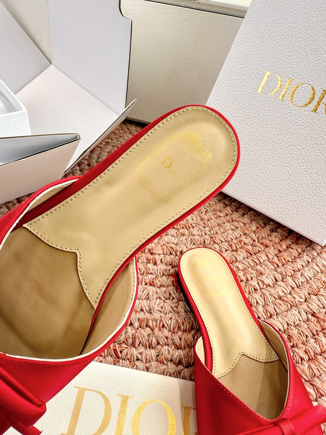 🌾G030顶级品质Dior/迪奥26WF早春新蝴蝶结拖鞋凉鞋标志性金属D字扣缀于鞋头侧畔哑光鎏金质感低调