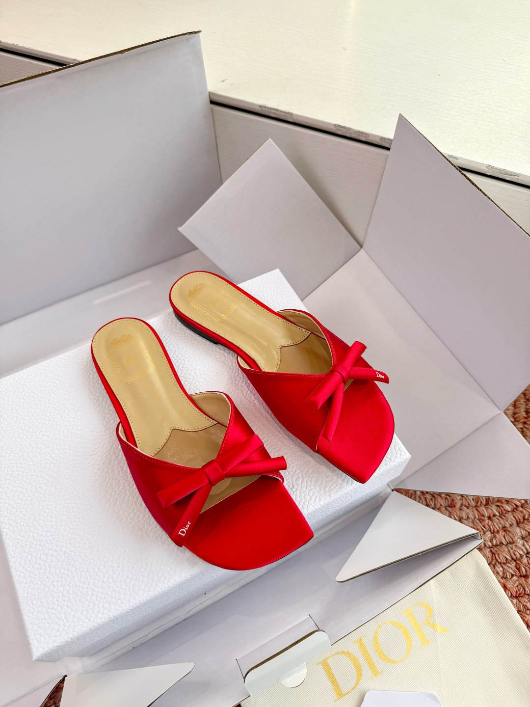 🌾G030顶级品质Dior/迪奥26WF早春新蝴蝶结拖鞋凉鞋标志性金属D字扣缀于鞋头侧畔哑光鎏金质感低调