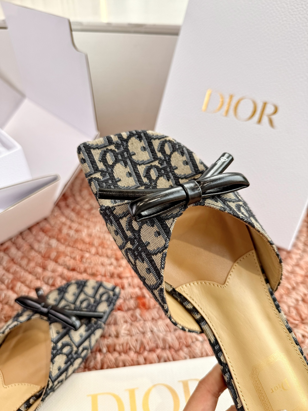 🌾G030顶级品质Dior/迪奥26WF早春新蝴蝶结拖鞋凉鞋标志性金属D字扣缀于鞋头侧畔哑光鎏金质感低调