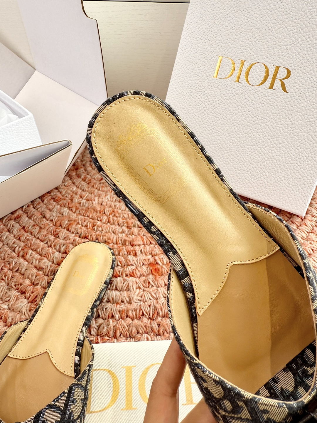 🌾G030顶级品质Dior/迪奥26WF早春新蝴蝶结拖鞋凉鞋标志性金属D字扣缀于鞋头侧畔哑光鎏金质感低调