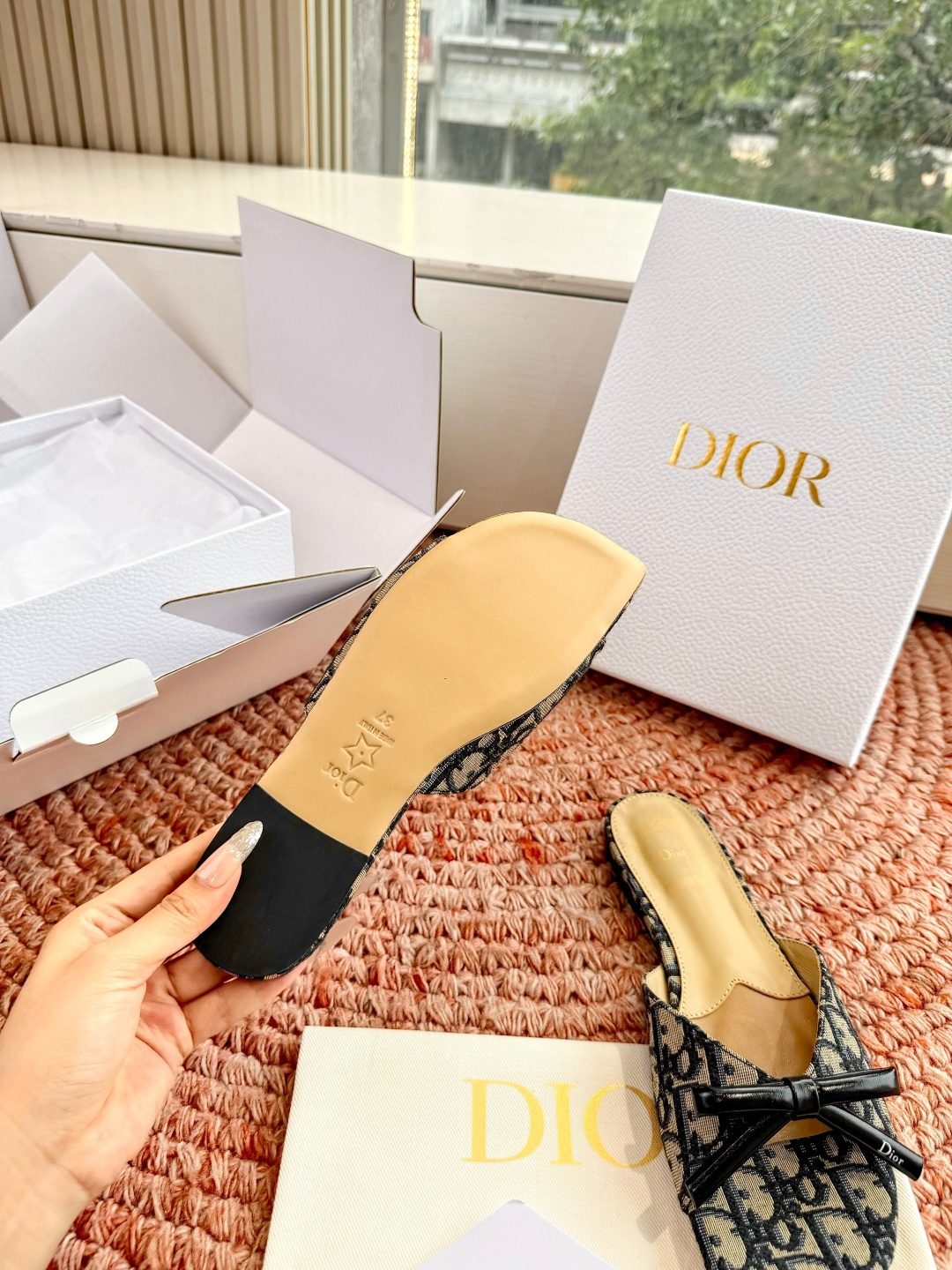 🌾G030顶级品质Dior/迪奥26WF早春新蝴蝶结拖鞋凉鞋标志性金属D字扣缀于鞋头侧畔哑光鎏金质感低调