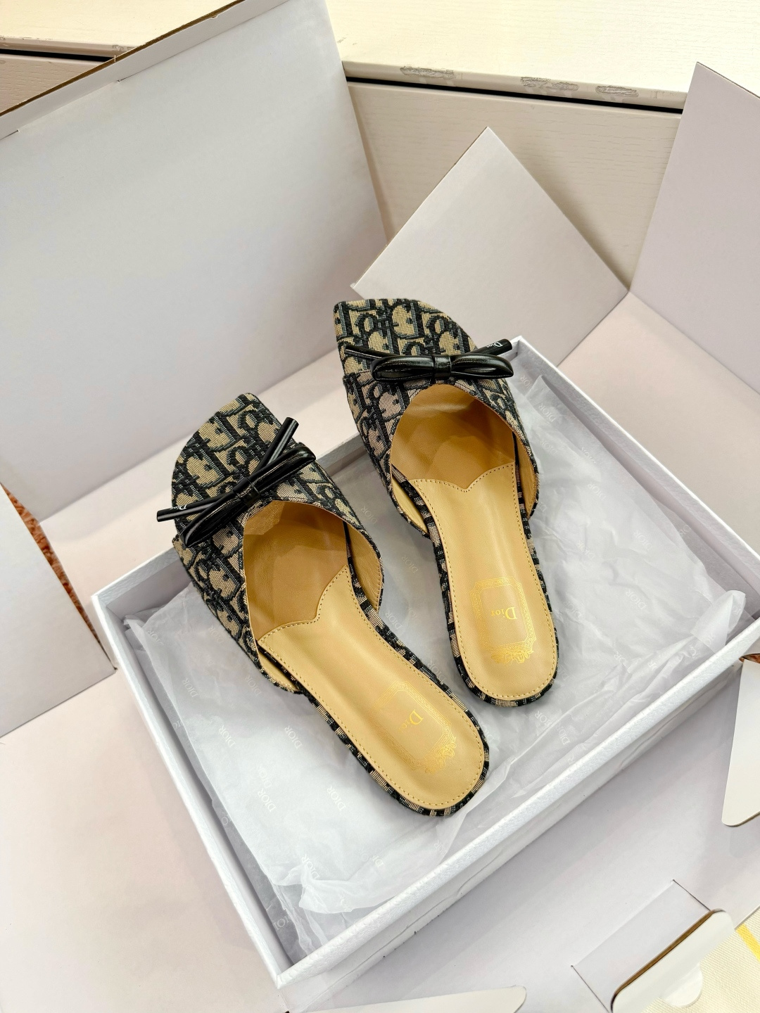 🌾G030顶级品质Dior/迪奥26WF早春新蝴蝶结拖鞋凉鞋标志性金属D字扣缀于鞋头侧畔哑光鎏金质感低调