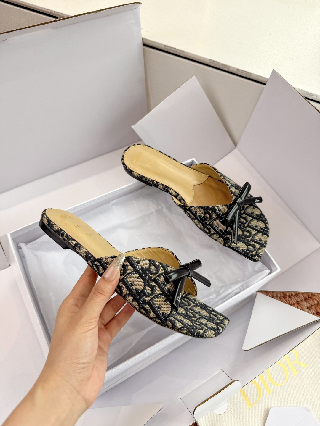 🌾G030顶级品质Dior/迪奥26WF早春新蝴蝶结拖鞋凉鞋标志性金属D字扣缀于鞋头侧畔哑光鎏金质感低调