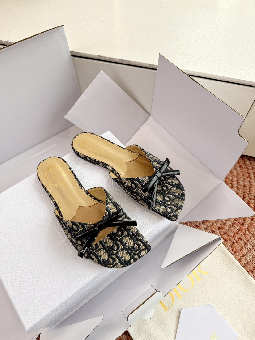 🌾G030顶级品质Dior/迪奥26WF早春新蝴蝶结拖鞋凉鞋标志性金属D字扣缀于鞋头侧畔哑光鎏金质感低调