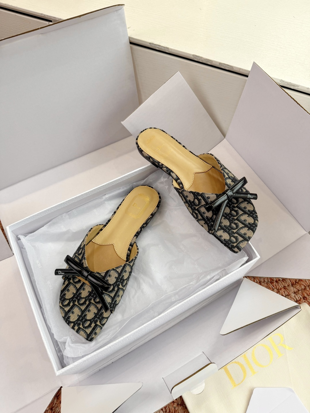 🌾G030顶级品质Dior/迪奥26WF早春新蝴蝶结拖鞋凉鞋标志性金属D字扣缀于鞋头侧畔哑光鎏金质感低调