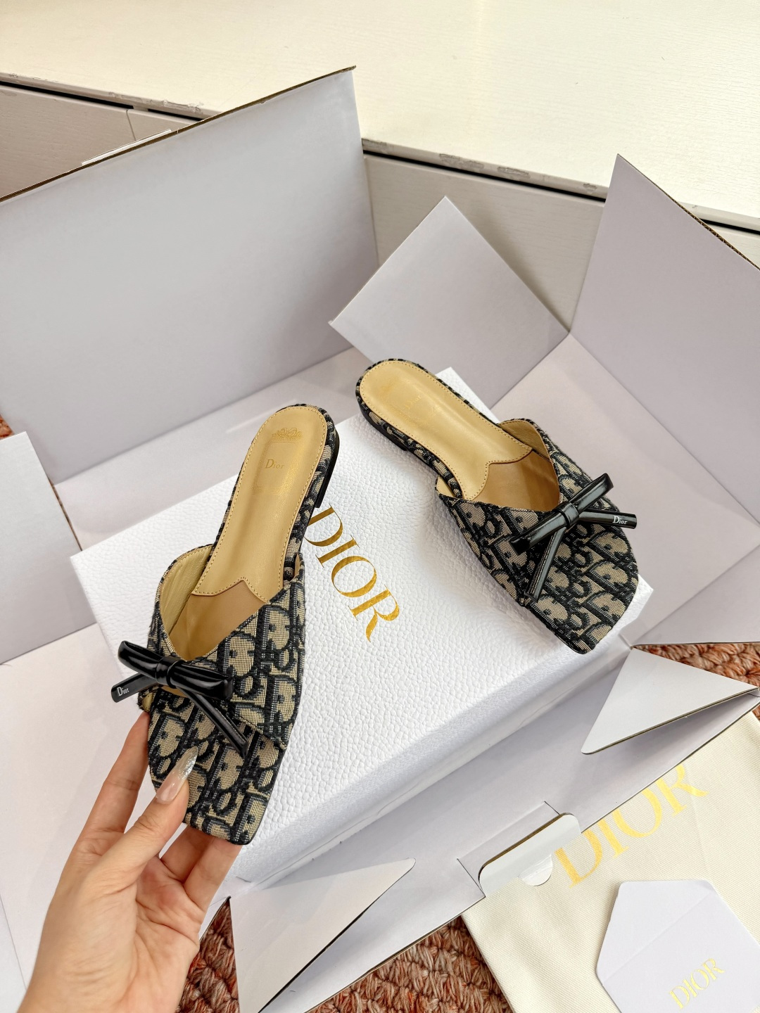 🌾G030顶级品质Dior/迪奥26WF早春新蝴蝶结拖鞋凉鞋标志性金属D字扣缀于鞋头侧畔哑光鎏金质感低调