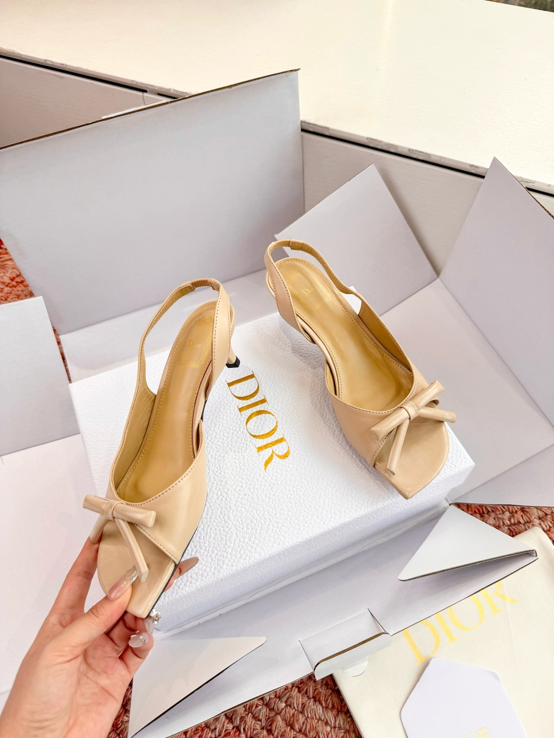 🌾G030顶级品质Dior/迪奥26WF早春新蝴蝶结高跟拖鞋凉鞋标志性金属D字扣缀于鞋头侧畔哑光鎏金质感