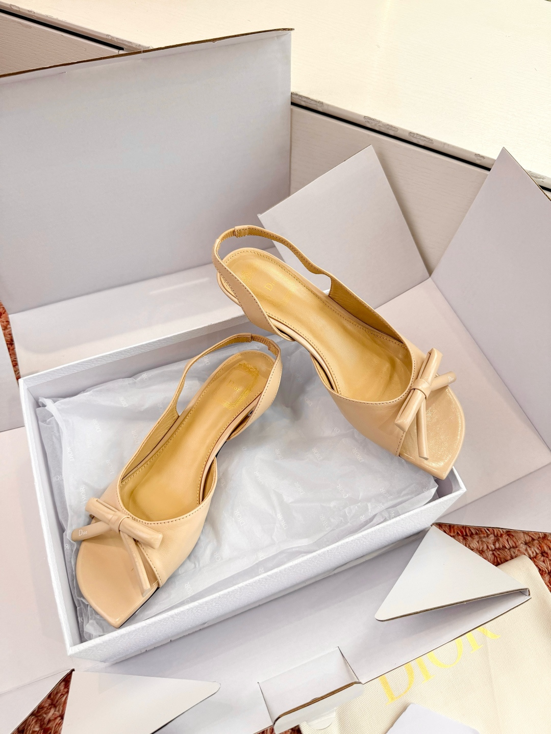 🌾G030顶级品质Dior/迪奥26WF早春新蝴蝶结高跟拖鞋凉鞋标志性金属D字扣缀于鞋头侧畔哑光鎏金质感