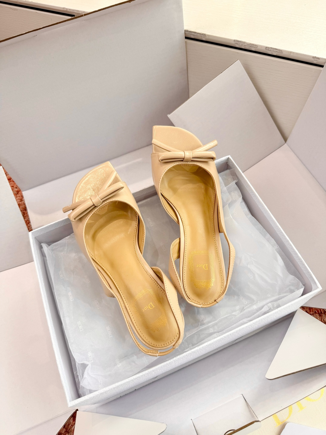 🌾G030顶级品质Dior/迪奥26WF早春新蝴蝶结高跟拖鞋凉鞋标志性金属D字扣缀于鞋头侧畔哑光鎏金质感