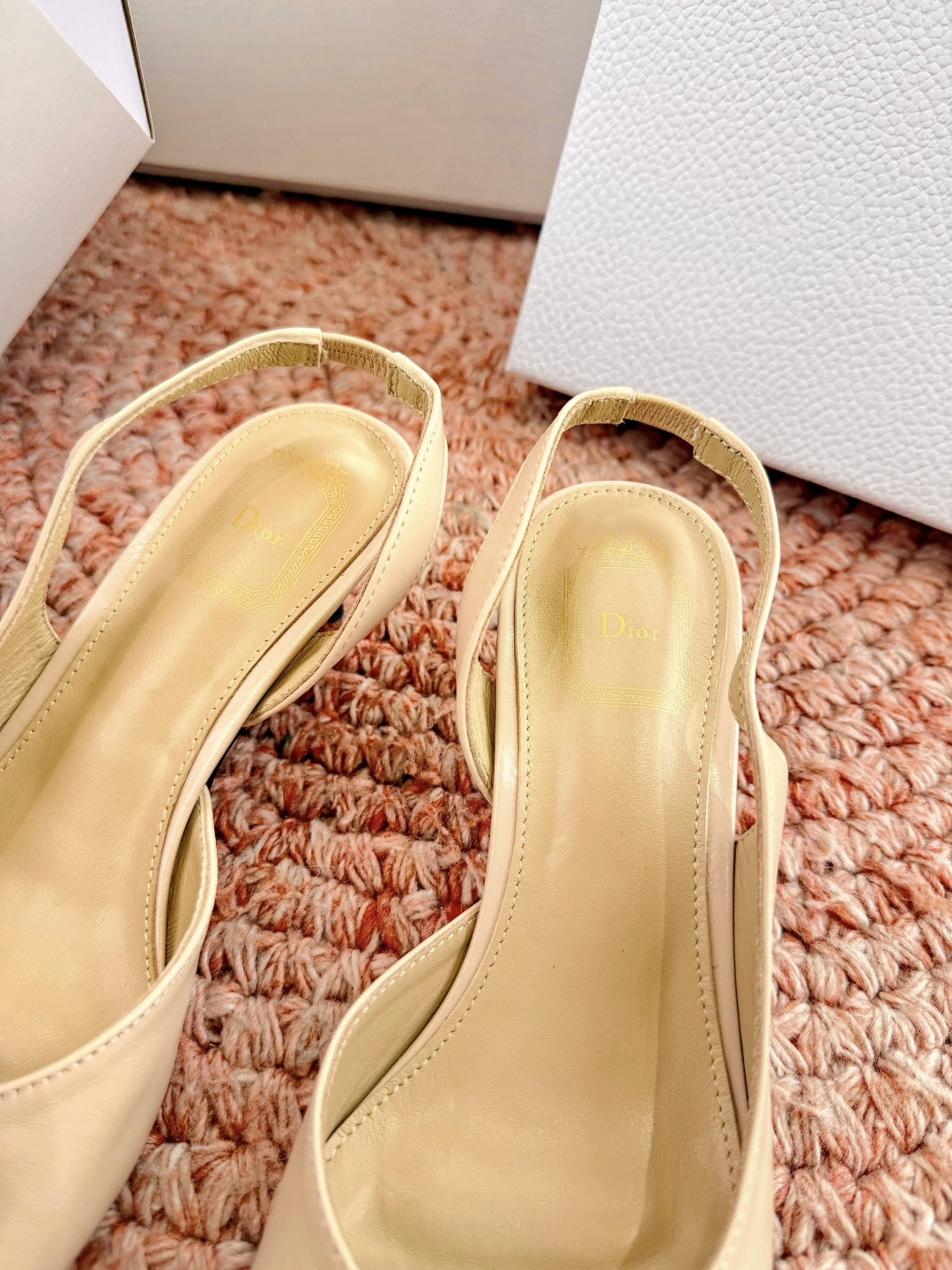 🌾G030顶级品质Dior/迪奥26WF早春新蝴蝶结高跟拖鞋凉鞋标志性金属D字扣缀于鞋头侧畔哑光鎏金质感