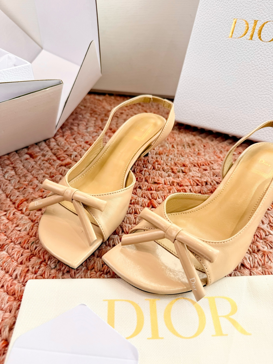 🌾G030顶级品质Dior/迪奥26WF早春新蝴蝶结高跟拖鞋凉鞋标志性金属D字扣缀于鞋头侧畔哑光鎏金质感