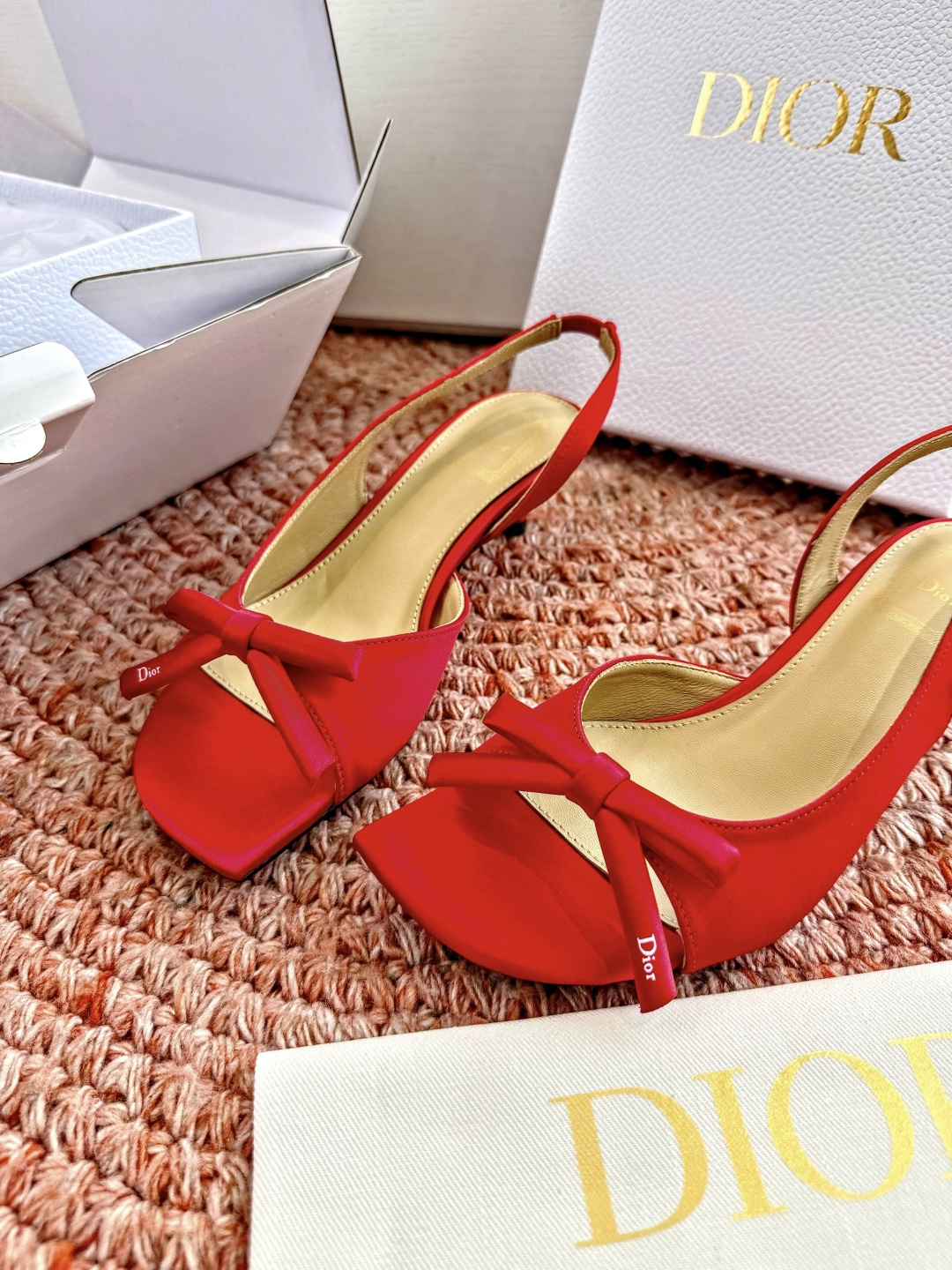 🌾G030顶级品质Dior/迪奥26WF早春新蝴蝶结高跟拖鞋凉鞋标志性金属D字扣缀于鞋头侧畔哑光鎏金质感