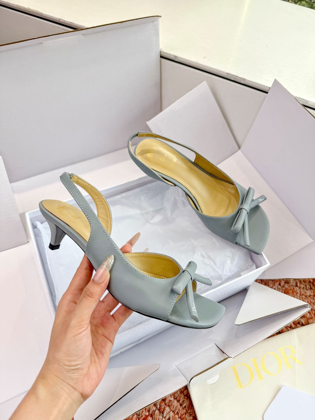 🌾G030顶级品质Dior/迪奥26WF早春新蝴蝶结高跟拖鞋凉鞋标志性金属D字扣缀于鞋头侧畔哑光鎏金质感