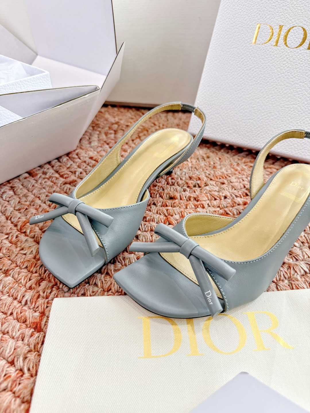 🌾G030顶级品质Dior/迪奥26WF早春新蝴蝶结高跟拖鞋凉鞋标志性金属D字扣缀于鞋头侧畔哑光鎏金质感