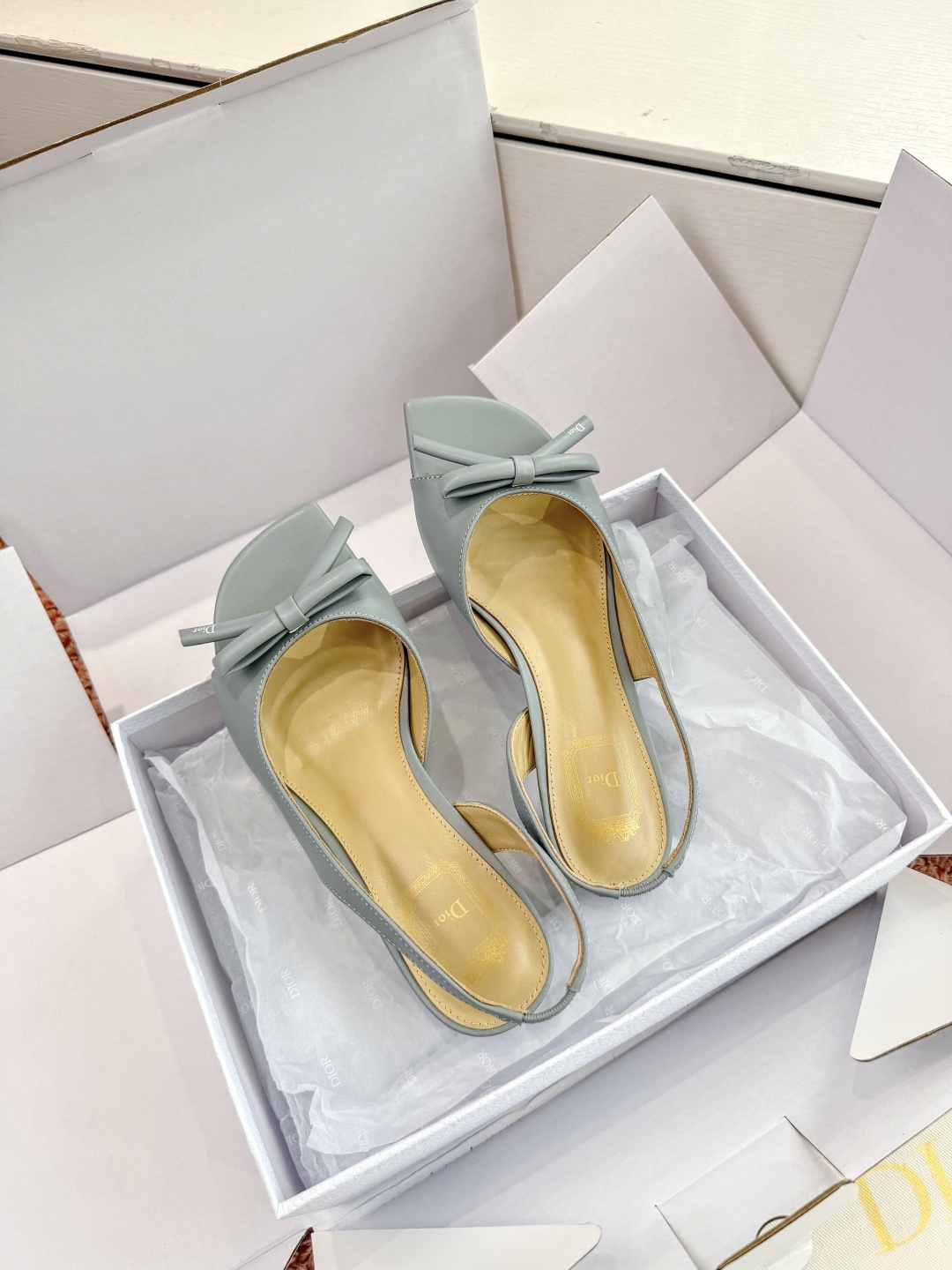 🌾G030顶级品质Dior/迪奥26WF早春新蝴蝶结高跟拖鞋凉鞋标志性金属D字扣缀于鞋头侧畔哑光鎏金质感