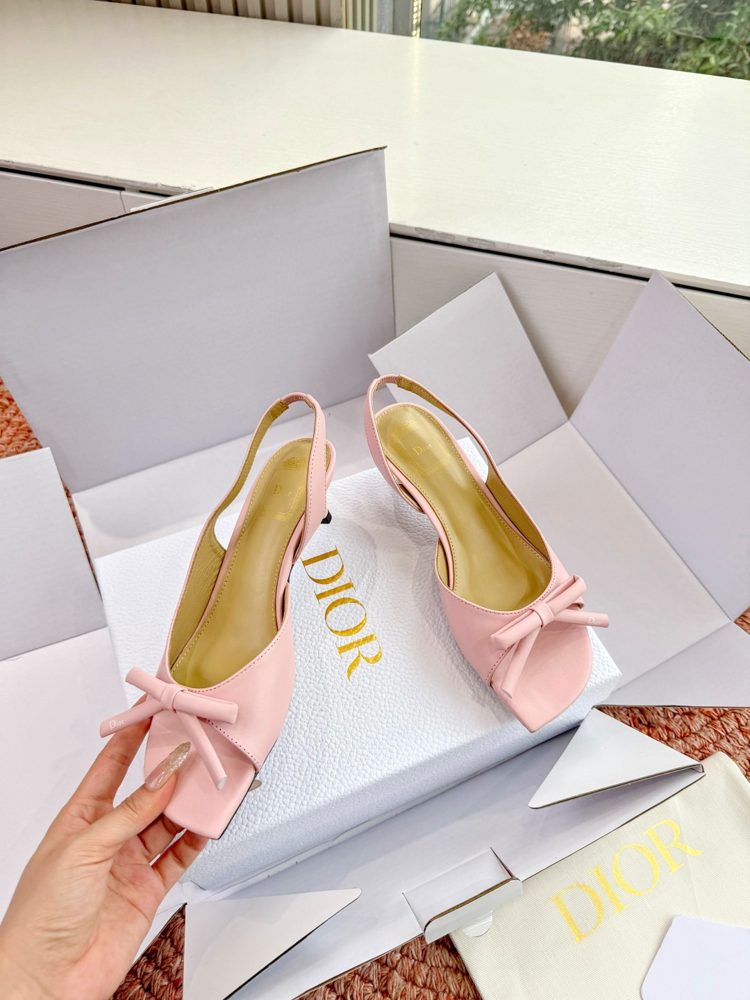 🌾G030顶级品质Dior/迪奥26WF早春新蝴蝶结高跟拖鞋凉鞋标志性金属D字扣缀于鞋头侧畔哑光鎏金质感