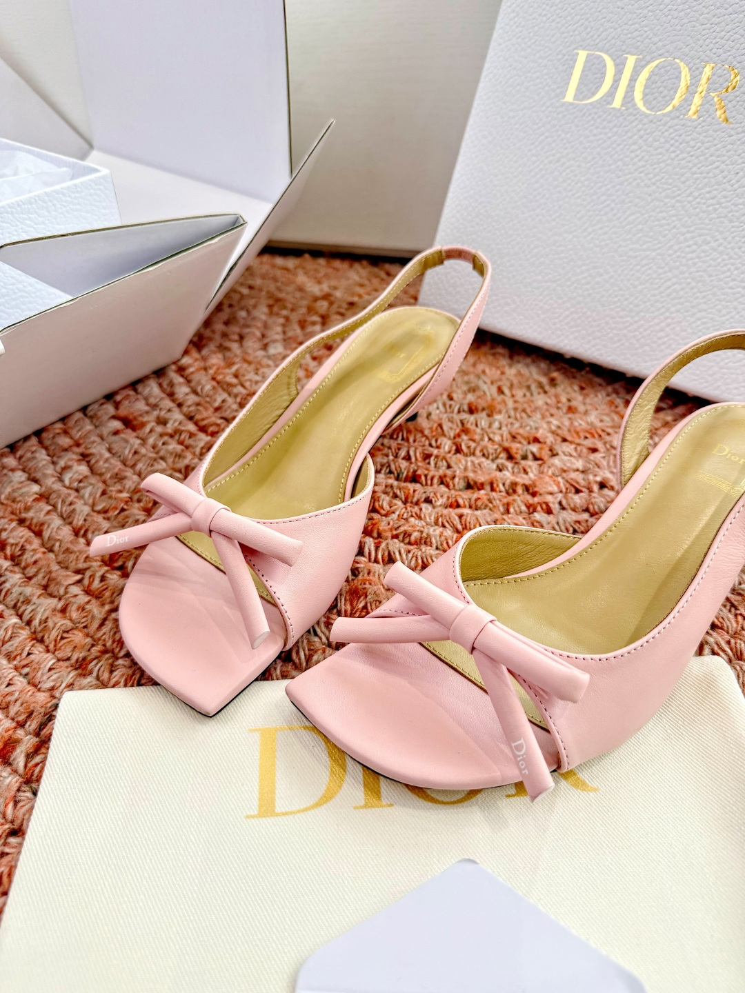 🌾G030顶级品质Dior/迪奥26WF早春新蝴蝶结高跟拖鞋凉鞋标志性金属D字扣缀于鞋头侧畔哑光鎏金质感