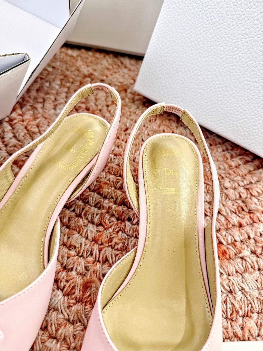 🌾G030顶级品质Dior/迪奥26WF早春新蝴蝶结高跟拖鞋凉鞋标志性金属D字扣缀于鞋头侧畔哑光鎏金质感