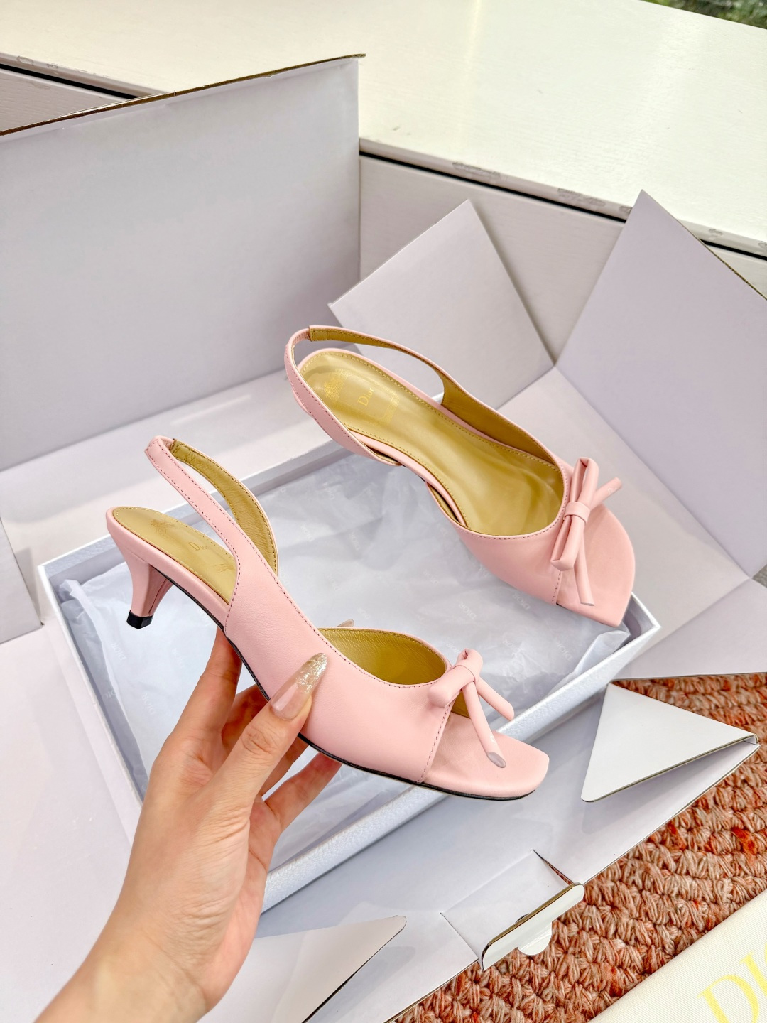 🌾G030顶级品质Dior/迪奥26WF早春新蝴蝶结高跟拖鞋凉鞋标志性金属D字扣缀于鞋头侧畔哑光鎏金质感