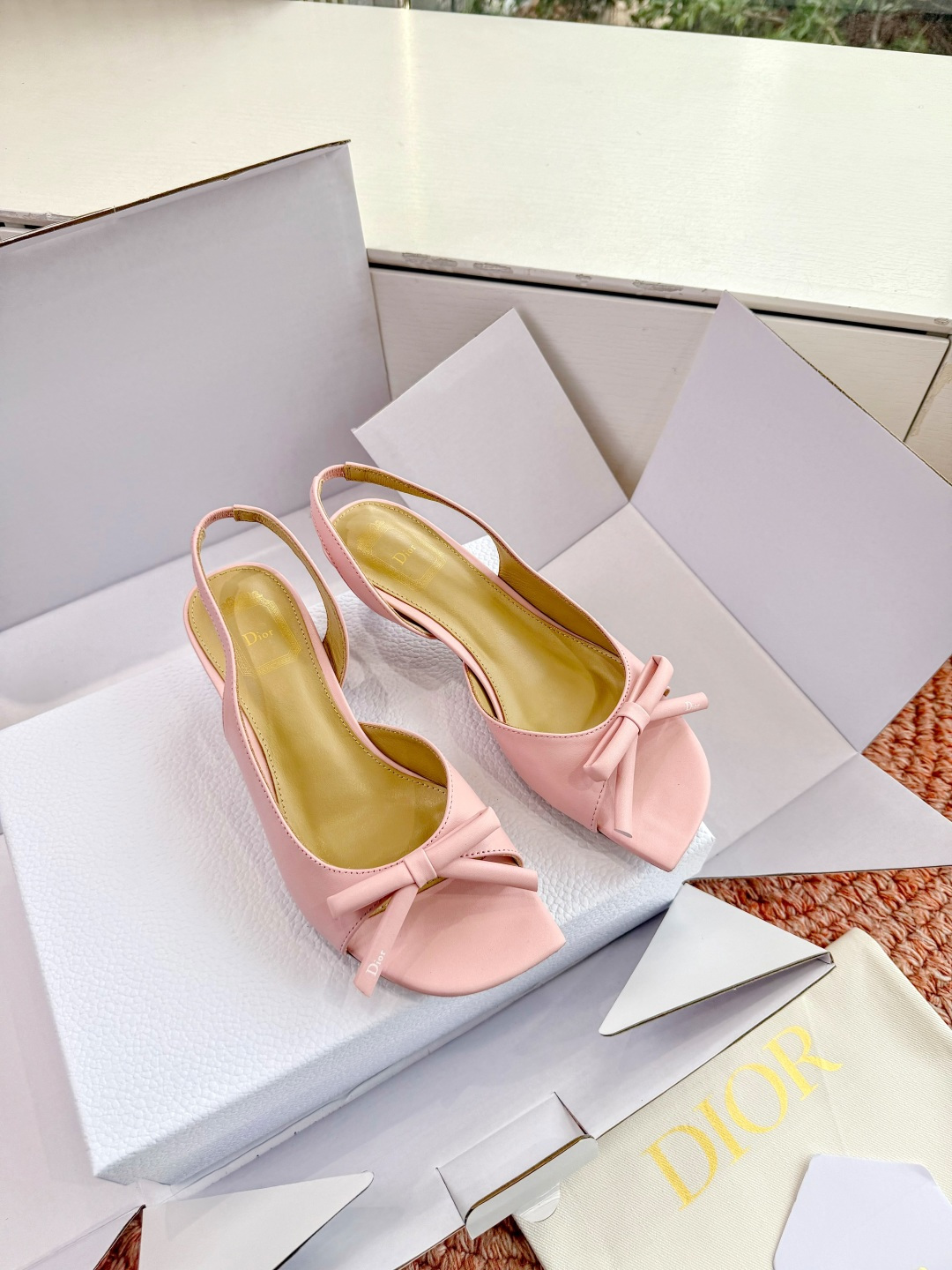 🌾G030顶级品质Dior/迪奥26WF早春新蝴蝶结高跟拖鞋凉鞋标志性金属D字扣缀于鞋头侧畔哑光鎏金质感
